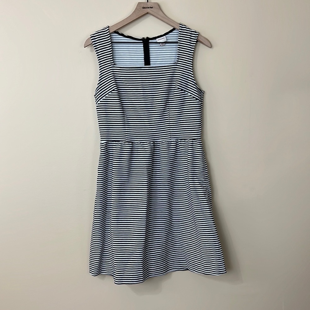 square-neck dress - Picture 1 of 5